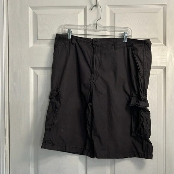 Beverly Hills Polo Club men’s cargo shorts. Size 38 Grey with black dots. - Picture 1 of 6